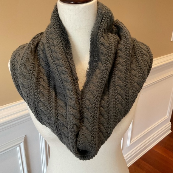 Charlotte Russe Gray Chunky Knit Circle Scarf / Cowl - Picture 2 of 9